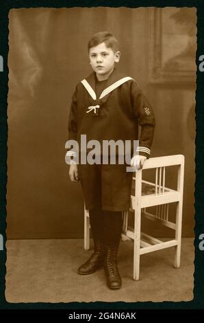 Europa, Deutschland, Junge im Matrosenanzug, Studioaufnahme, Atelier unbekannt, wahrscheinlich 1920er Jahre ?  ,  Persönlichkeitsrechte werden nicht vertreten . /  Europe, Germany, boy wearing his sailor suit, studio photo, photo studio unknown, probably 1920th ?  , there are no rights . Stock Photo