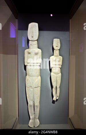 Female statue of the Early Cycladic folded-arm type; Parian marble. Amorgos, Early Cycladic II period (Keros-Syros Culture, 2800-2300 BC). Stock Photo