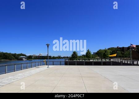 Harlem River along Roberto Clemente State Park Bronx, New York City Stock Photo