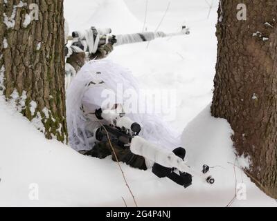 Moscow, Russia. 7th Feb, 2018. Snipers cover each other between the trees during a sniper training class.Russian Guard special forces snipers train at a closed training center. Credit: Mihail Siergiejevicz/SOPA Images/ZUMA Wire/Alamy Live News Stock Photo