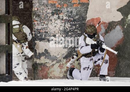 Moscow, Russia. 7th Feb, 2018. The sniper covers a comrade at the entrance to a building during a sniper training class.Russian Guard special forces snipers train at a closed training center. Credit: Mihail Siergiejevicz/SOPA Images/ZUMA Wire/Alamy Live News Stock Photo