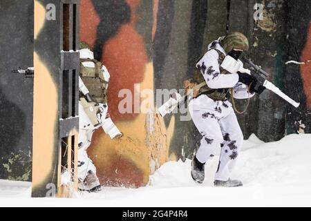 Moscow, Russia. 7th Feb, 2018. Snipers enter buildings covering each other during a sniper training class.Russian Guard special forces snipers train at a closed training center. Credit: Mihail Siergiejevicz/SOPA Images/ZUMA Wire/Alamy Live News Stock Photo