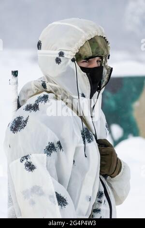 Moscow, Russia. 7th Feb, 2018. The sniper peers into the snowy haze of the polygon during a sniper training class.Russian Guard special forces snipers train at a closed training center. Credit: Mihail Siergiejevicz/SOPA Images/ZUMA Wire/Alamy Live News Stock Photo