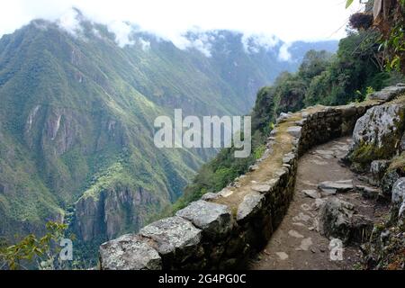 Peru Machu Picchu - Hiking path to Machu Picchu ruins Stock Photo