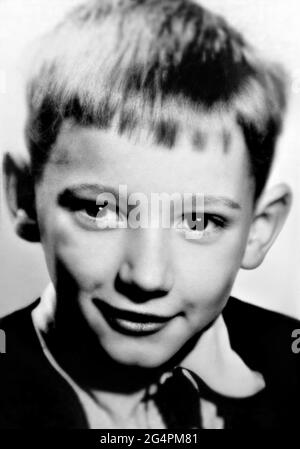 1953 ca , GREAT BRITAIN : The celebrated british Rock Star singer , composer and producer ROD STEWART ( born in 1945 ) when was a young boy aged 8 . Unknown photographer. - HISTORY - FOTO STORICHE - personalità da bambino bambini da giovane - personality personalities when was young - a SCUOLA - scolaro - scolaresca -  INFANZIA - CHILDHOOD - BAMBINO  - BAMBINI - CHILDREN - CHILD - POP MUSIC - MUSICA - cantante - COMPOSITORE - ROCKSTAR --- ARCHIVIO GBB Stock Photo