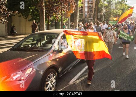 Barcelona, Spain. 22nd June, 2021. A protester is seen holding a Spanish flag during the protest.The Spanish far-right party, Vox, together with the political party, Ciudadanos, have called a demonstration in Barcelona's Artos Square, a regular place for far-right rallies, against the President of the Spanish Government, Pedro Sanchez, for the decision to pardon the prisoners Catalan independence politicians. (Photo by Thiago Prudencio/SOPA Images/Sipa USA) Credit: Sipa USA/Alamy Live News Stock Photo