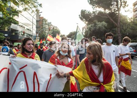 Barcelona, Spain. 22nd June, 2021. Demonstrators seen covered in Spanish flags during the demonstration.The Spanish far-right party, Vox, together with the political party, Ciudadanos, have called a demonstration in Barcelona's Artos Square, a regular place for far-right rallies, against the President of the Spanish Government, Pedro Sanchez, for the decision to pardon the prisoners Catalan independence politicians. (Photo by Thiago Prudencio/SOPA Images/Sipa USA) Credit: Sipa USA/Alamy Live News Stock Photo