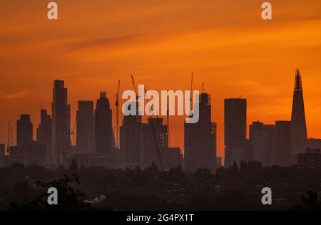 Wimbledon, London, UK. 23 June 2021. The first clear sunrise with a golden sky over London since the clouded out summer solstice on 21st June. Credit: Malcolm Park/Alamy Live News Stock Photo