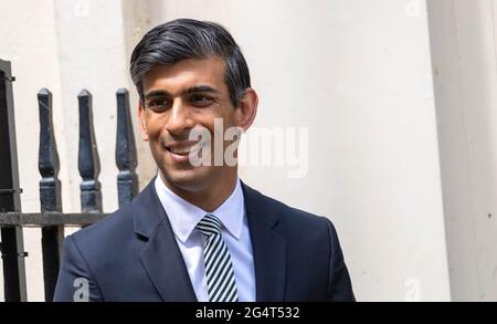 London, UK. 23rd June, 2021. Rishi Sunak, Chancellor of the Exchequer outside 11 Downing Street London UK Credit: Ian Davidson/Alamy Live News Stock Photo