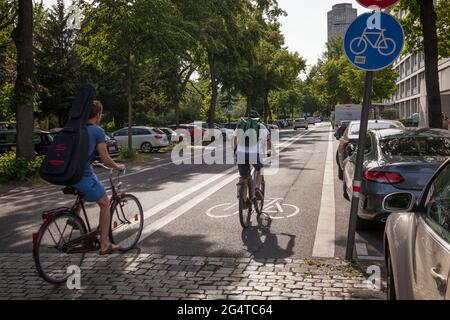 widened cycle track on the street Theodor-Heuss-Ring, Cologne, Germany.  verbreiterter Radweg am Theodor-Heuss-Ring, Koeln, Deutschland. Stock Photo