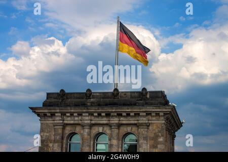 Deutschland-Flagge und deutsche Flagge auf einem Außenspiegel an einem Auto  gegen blauen Himmel, Ringsheim, Baden-Württemberg Stockfotografie - Alamy