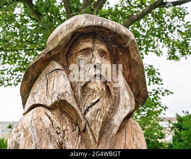 Chainsaw carving of Fisherman (standing opposite his Lady) by Tim Burgess at Holy Trinity churchyard, Morecambe, Lancashire Stock Photo