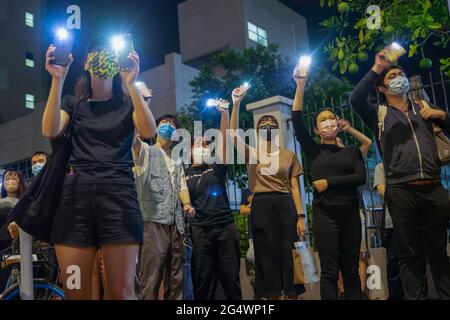 Hong Kong, China. 24th June, 2020. Supporters illuminate mobile phone torches towards the headquarters of the Apple Daily newspaper Pro-democracy newspaper Apple Daily will cease operation from 24th June after authorities used a national security law to arrest its top editors and freeze company assets. (Photo by Geovien So/SOPA Images/Sipa USA) Credit: Sipa USA/Alamy Live News Stock Photo