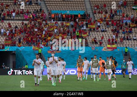 Seville, Spain. 23rd June, 2021. Spain's players greet the fans after the Group E match between Slovakia and Spain at the UEFA Euro 2020 in Seville, Spain, June 23, 2021. Credit: Meng Dingbo/Xinhua/Alamy Live News Stock Photo