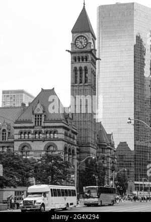 Toronto's Old City Hall was home to its city council from 1899 to 1966 and remains one of the city's most prominent structures. The building is in Que Stock Photo