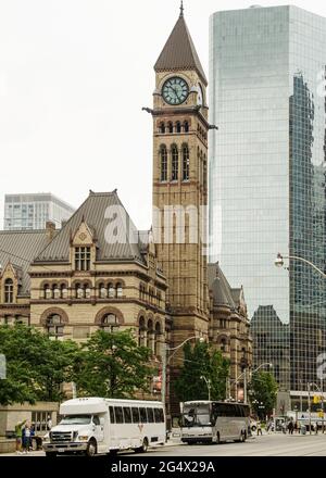 Toronto's Old City Hall was home to its city council from 1899 to 1966 and remains one of the city's most prominent structures. The building is in Que Stock Photo