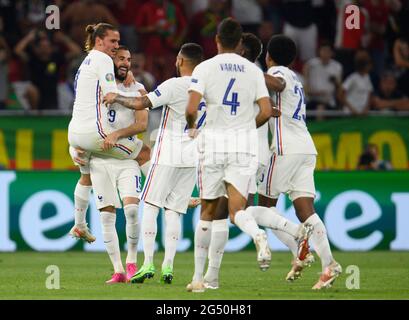 Budapest, Hungary. 23rd June, 2021. Football: European Championship, Portugal - France, preliminary round, Group F, matchday 3, at the Puskás Arena. France's Karim Benzema (2nd from left) celebrates after his goal to make it 1:2 with Antoine Griezmann (l-r), Corentin Tolisso, Raphael Varane and Jules Kounde. Credit: Robert Michael/dpa-Zentralbild/dpa/Alamy Live News Stock Photo