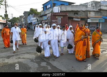 Beawar, Rajasthan, India, June 24, 2021: Jain monks and nuns along with devotees arrives for a devotional event on Jyeshtha Purnima at Digamber jain temple in Beawar. Credit: Sumit Saraswat/Alamy Live News Stock Photo