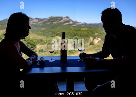 Couple eating at Can Josep Restaurant, with the Pàndols mountain in the background (Bot, Terra Alta, Tarragona, Catalonia, Spain) Stock Photo