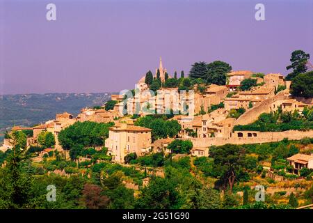 View of old town on hill, Bonnieux, Provence, France Stock Photo