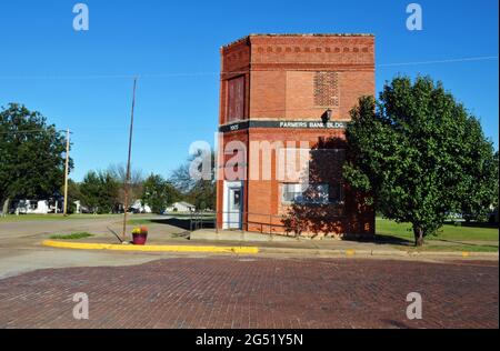 The 1905 Farmers Bank building stands along the red brick-paved Broadway street in the historic Route 66 town of Davenport, Oklahoma. Stock Photo
