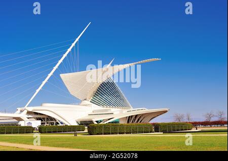 Milwaukee, Wisconsin, USA. The Milwaukee Art Museum on the city lakefront is a local landmark in the city. Stock Photo