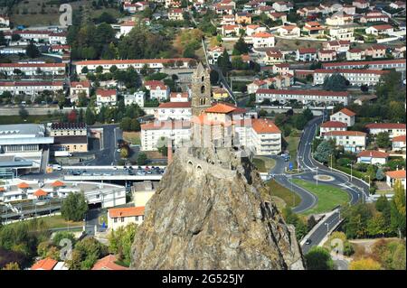 FRANCE. HAUTE-LOIRE (43). AUVERGNE REGION. LE PUY-EN-VELAY. THE CHAPEL OF SAINT-MICHEL D'AIGUILHE HAS BEEN BUILT IN 961 ON TOP OF THE ROCK SAINT-MICHE Stock Photo