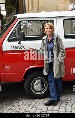 Cologne, Germany. 24th June, 2021. Actress Mariele Millowitsch christens VW oldtimer Billis T3 with the names 'Pitter' and 'Mariele'. With this buses love your city - tours through Cologne can be booked. Credit: Horst Galuschka/dpa/Alamy Live News Stock Photo