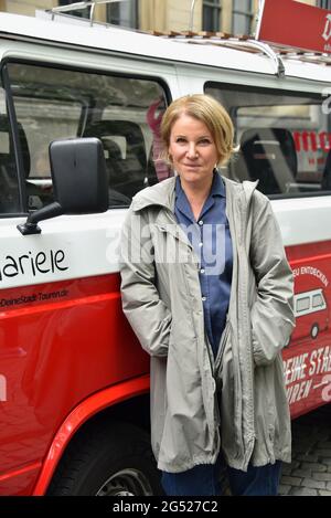 Cologne, Germany. 24th June, 2021. Actress Mariele Millowitsch christens VW oldtimer Billis T3 with the names 'Pitter' and 'Mariele'. With this buses love your city - tours through Cologne can be booked. Credit: Horst Galuschka/dpa/Alamy Live News Stock Photo