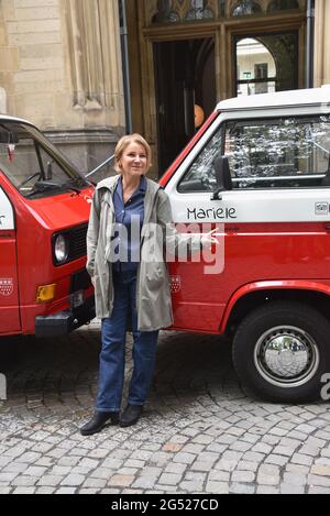 Cologne, Germany. 24th June, 2021. Actress Mariele Millowitsch christens VW oldtimer Billis T3 with the names 'Pitter' and 'Mariele'. With this buses love your city - tours through Cologne can be booked. Credit: Horst Galuschka/dpa/Alamy Live News Stock Photo