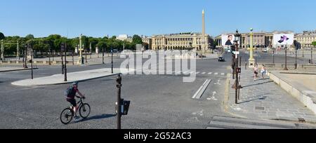 FRANCE. PARIS (8TH). LONELY BICYCLE AND TAXI ON THE EMPTY PLACE DE LA CONCORDE DURING THE CONFINEMENT OF APRIL 2020. Stock Photo