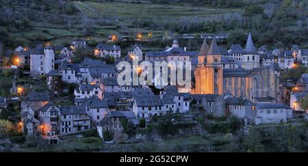 FRANCE. AVEYRON (12) CITY OF CONQUES (ONE OF THE STAGES OF ST. JAMES'WAY). THE ROMAN CHURCH AND THE MEDIEVAL CITY Stock Photo