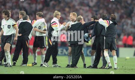 Soccer, firo: 26.06.1996 Soccer EM Euro European Championship 1996 semi-finals Germany - England 7: 6 nE jubilation after the victory and entry into the final with Moller, Reuter, Jurgen Klinsmann, Matthias Sammer, Beri Vogts Stock Photo