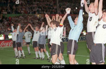 Fuvuball, firo: 26.06.1996 Fuvuball EM Euro European Championship 1996 semi-finals Germany - England 7: 6 nE jubilation over the entry into the final with Andreas Mv? Ller, Andreas Kv? Pke and Dieter Eilts LA OLa Stock Photo