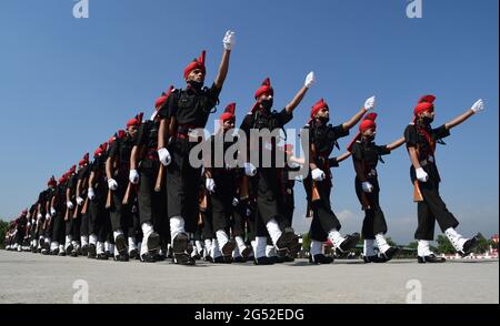 Srinagar. 25th June 2021. The Jammu and Kashmir Light Infantry Regimental Centre, showcased its latest batch of passing out young soldiers from the UT of J&K. A total of 514 young soldiers were attested today after completing one year of strenuous training, at a glittering parade at the Bana Singh Parade Ground of JAK LI Regimental centre. Credit: Majority World CIC/Alamy Live News Stock Photo