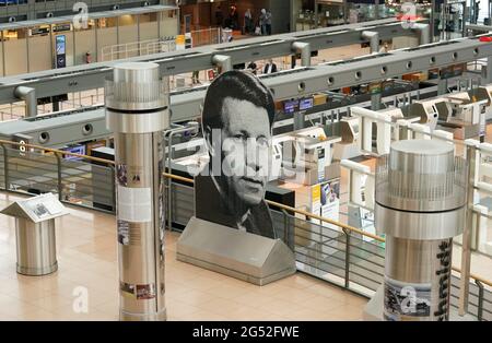 Hamburg, Germany. 21st June, 2021. The portrait of Helmut Schmidt, former German Chancellor and Hamburg's Senator of the Interior, can be seen in Terminal 2 of Hamburg Airport Helmut Schmidt. Hamburg Airport is preparing for the summer holidays and increased passenger numbers with several innovations. Credit: Marcus Brandt/dpa/Alamy Live News Stock Photo