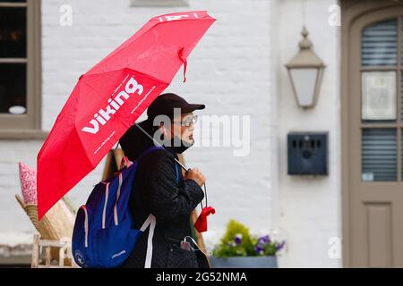 Tenterden, Kent, UK. 25 Jun, 2021. UK Weather: Intermittent showers will give way to more rain over the weekend in the High Weald town of Tenterden in Kent. Photo Credit: Paul Lawrenson /Alamy Live News Stock Photo