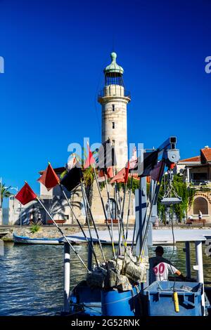 FRANCE. GARD (30) LE-GRAU-DU-ROI. CANAL DU RHONE TO SETE AND THE OLD LIGHTHOUSE Stock Photo