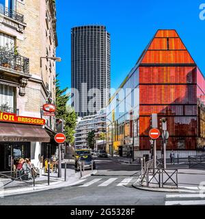 FRANCE. PARIS (75) COUPLE KISSING ON THE TERRACE OF A BISTRO IN FRONT OF THE MODERN BUILDING OF THE NOVANCIA BUSINESS SCHOOL, THE MONTPARNASSE TOWER I Stock Photo