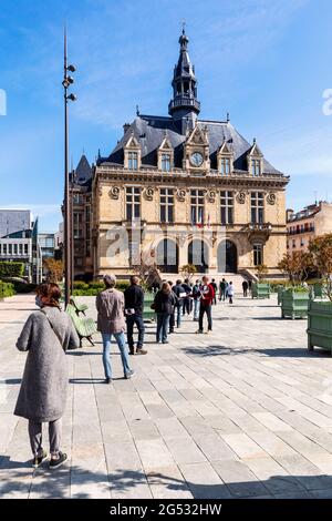 FRANCE. VAL-DE-MARNE (94) VINCENNES. MAY 7, 2020, DISTRIBUTION OF CLOTH PROTECTIVE MASKS BY THE VINCENNES TOWN HALL DURING THE CONFINEMENT OF THE COVI Stock Photo