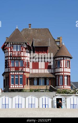 FRANCE, SOMME (80) COTE D'OPALE AND BAIE DE SOMME AREA, LE CROTOY, BEACH HUTS Stock Photo