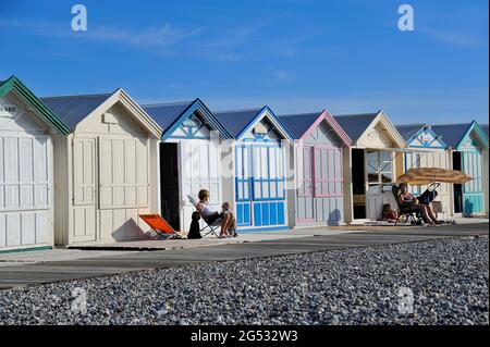 FRANCE, SOMME (80) COTE D'OPALE AND BAIE DE SOMME AREA, CAYEUX-SUR-MER, BEACH HUTS ON THE BEACH OF PEBBLES Stock Photo
