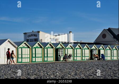 FRANCE, SOMME (80) COTE D'OPALE AND BAIE DE SOMME AREA, CAYEUX-SUR-MER, BEACH HUTS ON THE BEACH OF PEBBLES Stock Photo