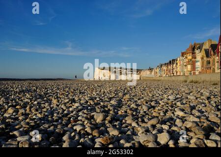 FRANCE, SOMME (80) COTE D'OPALE, MERS-LES-BAINS, TYPICAL HOUSES IN FRONT OF PEBBLES BEACH Stock Photo