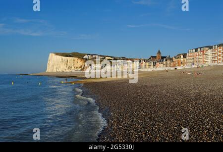 FRANCE, SOMME (80) COTE D'OPALE, MERS-LES-BAINS, PEBBLES BEACH Stock Photo