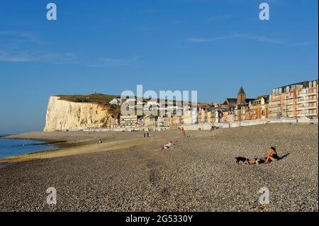 FRANCE, SOMME (80) COTE D'OPALE, MERS-LES-BAINS, PEBBLES BEACH Stock Photo