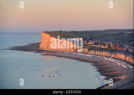 FRANCE, SOMME (80) COTE D'OPALE, MERS-LES-BAINS, VIEW FROM LE TREPORT Stock Photo