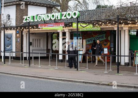 ZSL London safely reopened for Christmas. The Zoo falls under Tier 2 restrictions. Visitors were also surprised by socially distanced Santa Featuring: Atmosphere Where: London, United Kingdom When: 02 Dec 2020 Credit: Phil Lewis/WENN Stock Photo
