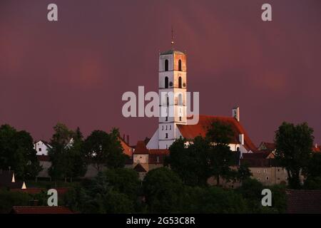 Mystische Lichtstimmung am Abendhimmel über der evangelischen Kirche in Sulzbach-Rosenberg bei Amberg in der Oberpalz in Bayern Stock Photo