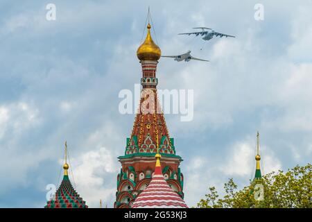 May 7, 2021, Moscow, Russia. An IL-78 tanker plane and a Tu-160 strategic bomber over Red Square in Moscow. Stock Photo